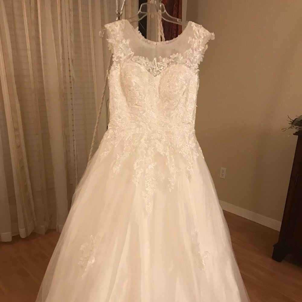 A-cut lace wedding dress